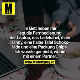Im Bett neben mir liegt die Fernbedienung, der Laptop, das Ladekabel, mein Handy, eine halbe Tafel Schokolade und eine P