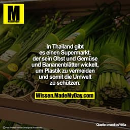 In Thailand gibt es einen Supermarkt, der sein Obst und Gemüse und Bananenblätter wickelt, um Plastik zu vermeiden und s