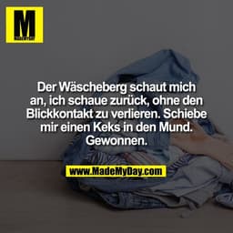 Der Wäscheberg schaut mich an, ich schaue zurück, ohne den Blickkontakt zu verlieren. Schiebe mir einen Keks in den Mund